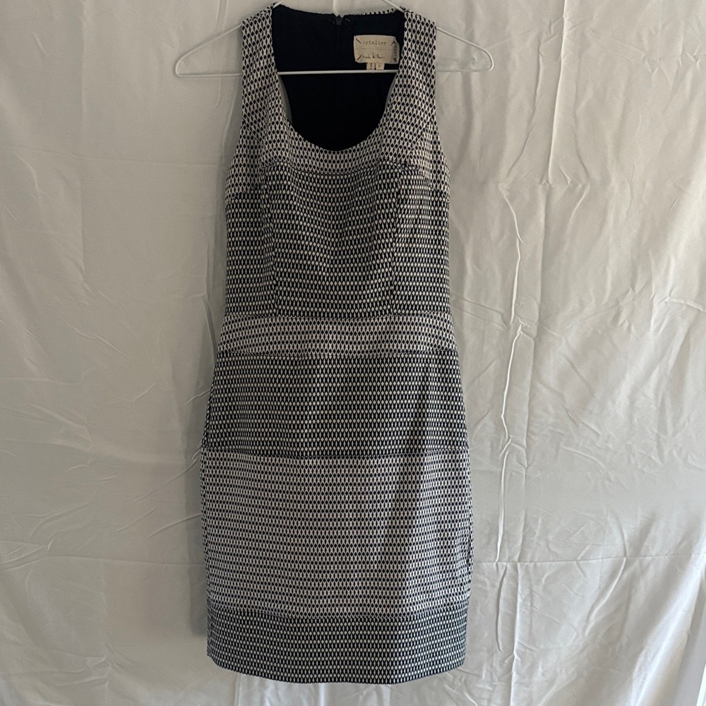 Artelier Nicole Miller Elegant Blue and White Patterned Dress - Picture 2 of 7